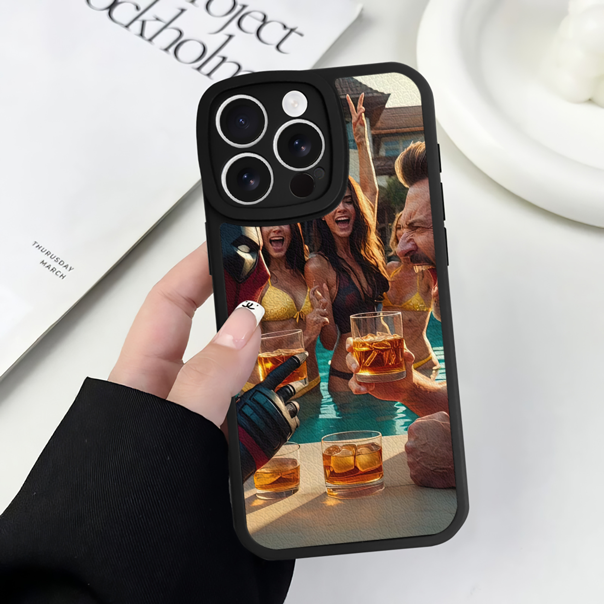 （画像用） Deadpool デッドプール 【iPhone 16シリーズ対応】シリコンスマホケース（レザー調） 材質：シリコン